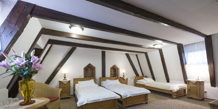 Historický hotel u Staromáku: až 5 nocí na úrovni, snídaně, drink a 60 min. v loďce na Vltavě
