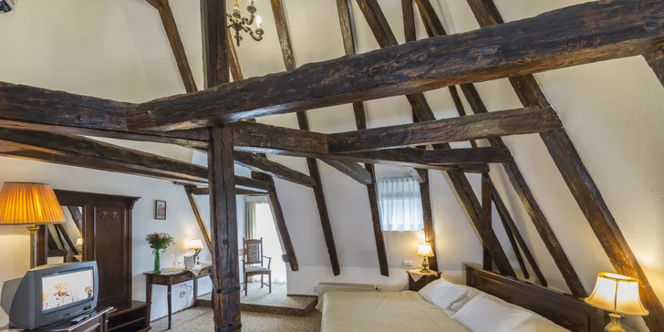 Historický hotel u Staromáku: až 5 nocí na úrovni, snídaně, drink a 60 min. v loďce na Vltavě