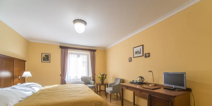 Historický hotel u Staromáku: až 5 nocí na úrovni, snídaně, drink a 60 min. v loďce na Vltavě