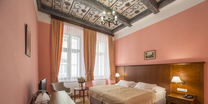 Historický hotel u Staromáku: až 5 nocí na úrovni, snídaně, drink a 60 min. v loďce na Vltavě