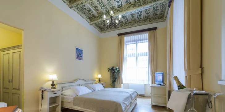Historický hotel u Staromáku: až 5 nocí na úrovni, snídaně, drink a 60 min. v loďce na Vltavě