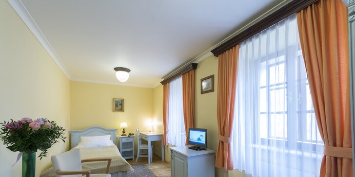 Historický hotel u Staromáku: až 5 nocí na úrovni, snídaně, drink a 60 min. v loďce na Vltavě