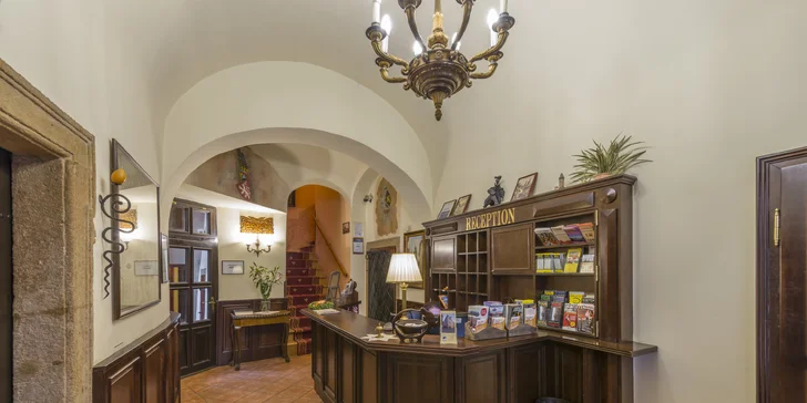 Historický hotel u Staromáku: až 5 nocí na úrovni, snídaně, drink a 60 min. v loďce na Vltavě