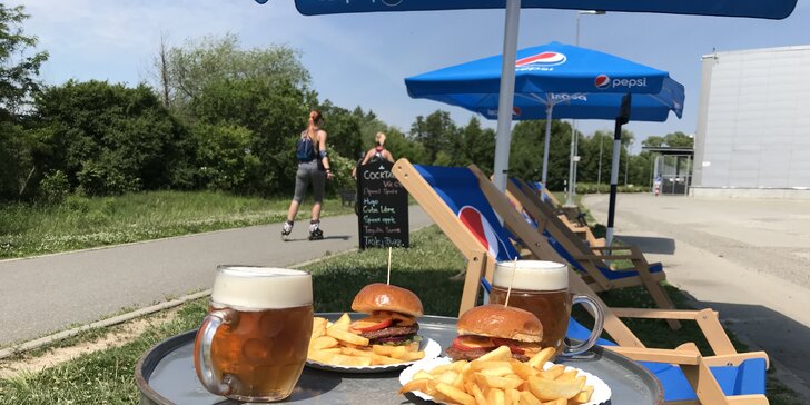 Hovězí burger s hranolky i pivem či limonádou v Trolejbusu na stezce
