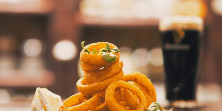 Bašta pro dva: hovězí burger, hranolky, nachos a cibulové kroužky, tři omáčky i domácí limonáda