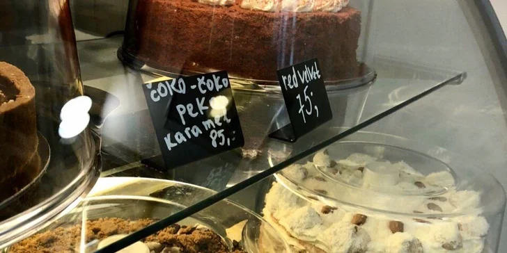 Káva a dortík podle výběru v rodinné kavárničce na Andělu
