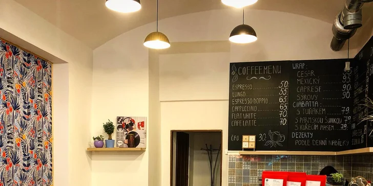 Káva a dortík podle výběru v rodinné kavárničce na Andělu