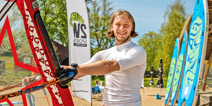 Kurz windsurfingu s juniorským mistrem Česka a Rakouska pro začátečníky nebo pokročilé