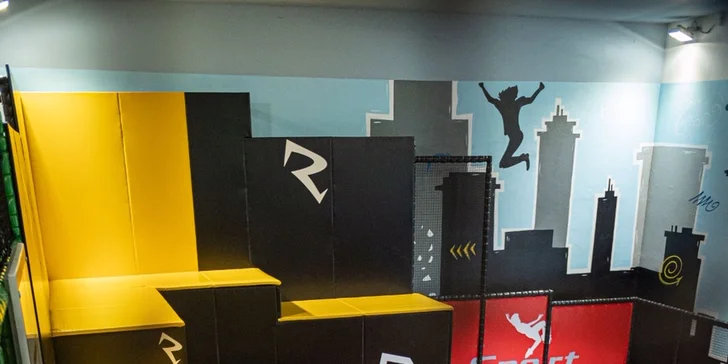 90 minut zábavy: trampolíny pro děti a wellness s bazénem pro dospělé