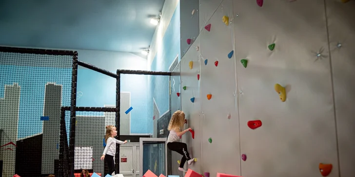 90 minut zábavy: trampolíny pro děti a wellness s bazénem pro dospělé