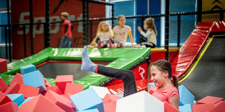 90 minut zábavy: trampolíny pro děti a wellness s bazénem pro dospělé