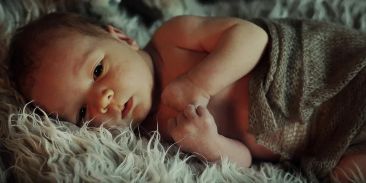 3–5 hod. newborn focení miminek i sourozenců v ateliéru, výsledkem 5–15 upravených fotografií