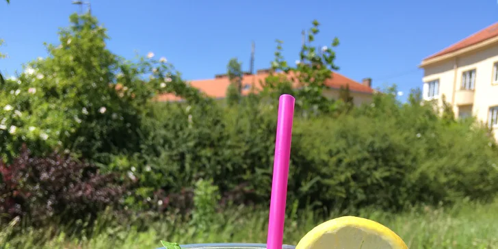 2 nápoje dle vašeho výběru z nabídky: skořicové cappuccino, studené frappe nebo limonáda