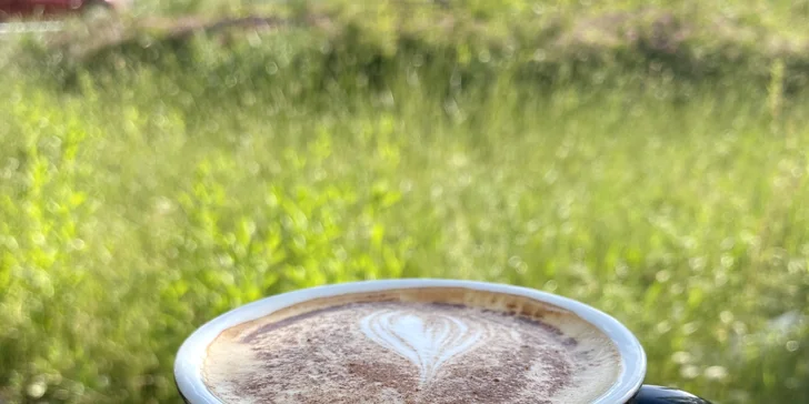2 nápoje dle vašeho výběru z nabídky: skořicové cappuccino, studené frappe nebo limonáda