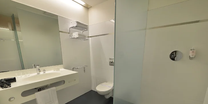 4* pobyt na Žižkově: moderní hotel, snídaně a objevování Prahy