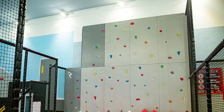 90 minut zábavy: trampolíny pro děti a wellness s bazénem pro dospělé