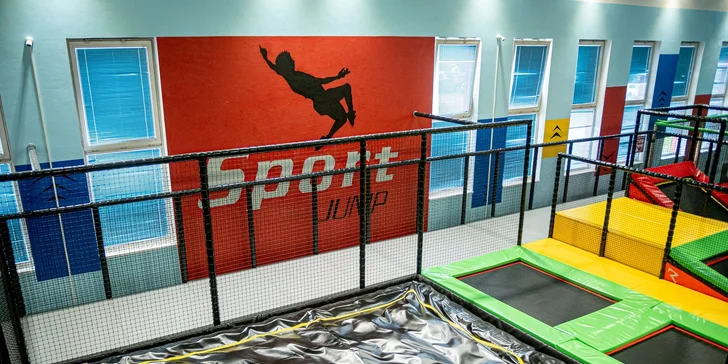 90 minut zábavy: trampolíny pro děti a wellness s bazénem pro dospělé
