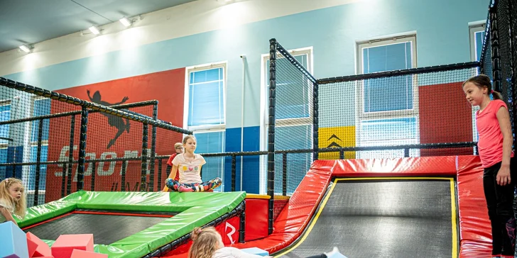 90 minut zábavy: trampolíny pro děti a wellness s bazénem pro dospělé