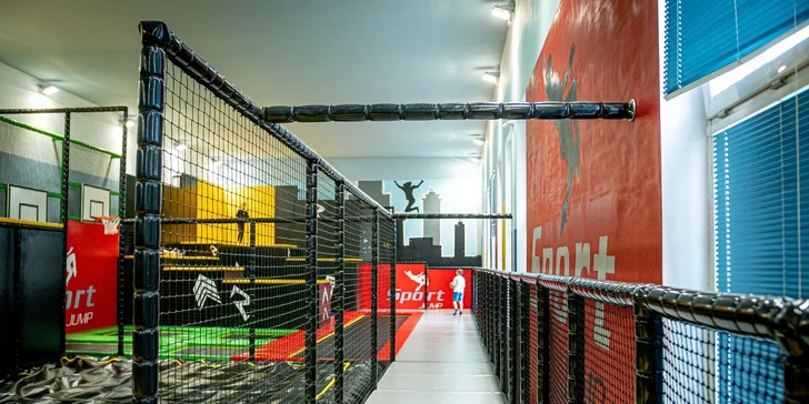 90 minut zábavy: trampolíny pro děti a wellness s bazénem pro dospělé