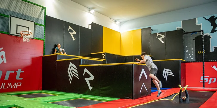 90 minut zábavy: trampolíny pro děti a wellness s bazénem pro dospělé