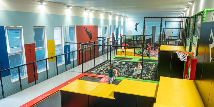 90 minut zábavy: trampolíny pro děti a wellness s bazénem pro dospělé