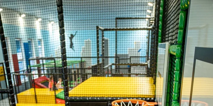 90 minut zábavy: trampolíny pro děti a wellness s bazénem pro dospělé