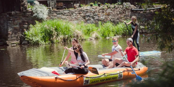 Hodinová plavba historickým Českým Krumlovem na paddleboardu, raftu nebo kánoi pro 1–6 osob