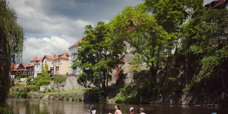 Hodinová plavba historickým Českým Krumlovem na paddleboardu, raftu nebo kánoi pro 1–6 osob