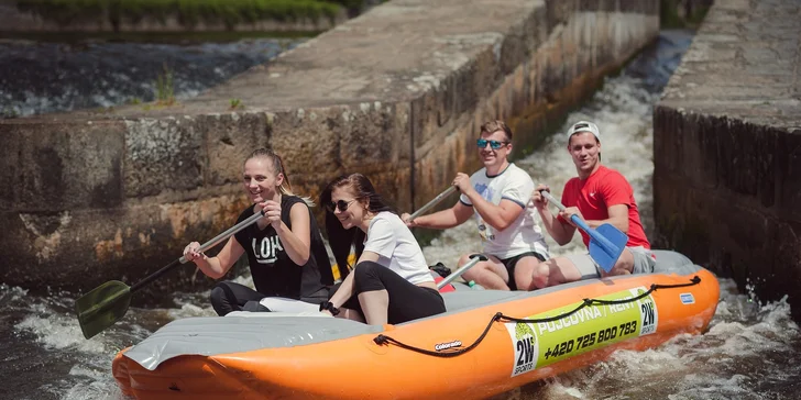 Hodinová plavba historickým Českým Krumlovem na paddleboardu, raftu nebo kánoi pro 1–6 osob