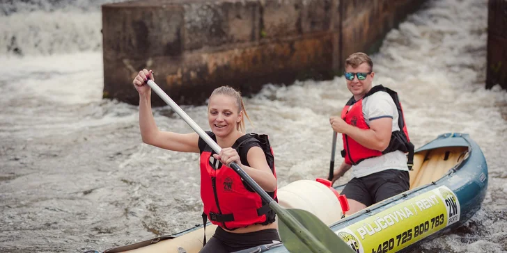 Hodinová plavba historickým Českým Krumlovem na paddleboardu, raftu nebo kánoi pro 1–6 osob