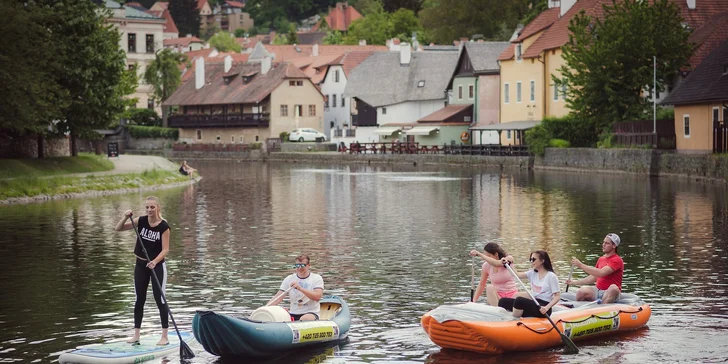 Hodinová plavba historickým Českým Krumlovem na paddleboardu, raftu nebo kánoi pro 1–6 osob