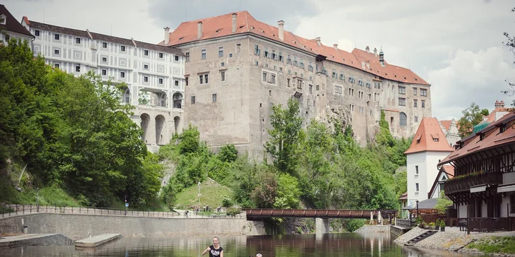 Hodinová plavba historickým Českým Krumlovem na paddleboardu, raftu nebo kánoi pro 1–6 osob