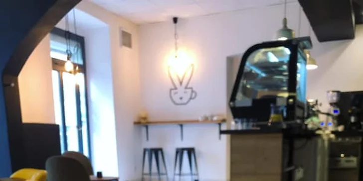 Káva dle výběru a zákusek z denní nabídky pro 1 nebo pro 2