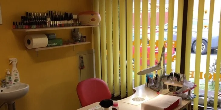 Krásné a zdravé nehty: klasická manikúra s možností lakování nebo gelové nehty