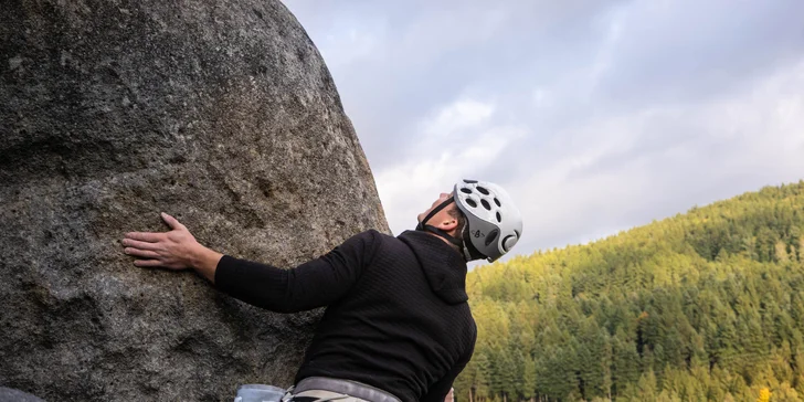Kurz je určen pro ty, kteří s lezením začínají nebo pro mírně pokročilé lezce, kteří chtějí pilovat základy pod dohledem zkušeného instruktora.