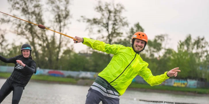 Na prkně vás potáhne vlek na vodní lyžování a wakeboarding, za který budete taženi rychlostí až 30 km⁠/⁠h.