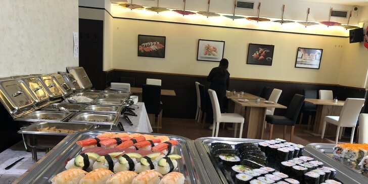 Snězte, co můžete: oběd u Václaváku plný asijských specialit vč. sushi formou bufetu