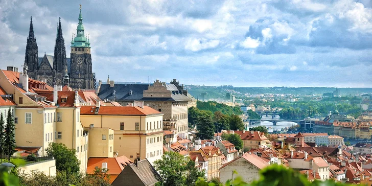 Procházka s průvodcem tajemnými Hradčany i oběd ve středověké krčmě a hra pro děti