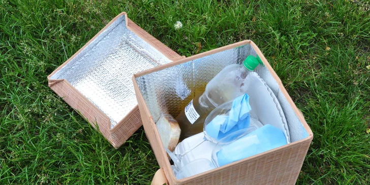 Vyrazte na piknik: lahev vína či prosecca, miniřízečky, pečené kuře i španělské delikatesy