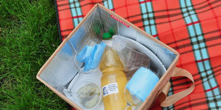 Vyrazte na piknik: lahev vína či prosecca, miniřízečky, pečené kuře i španělské delikatesy
