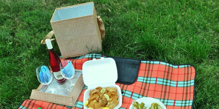 Vyrazte na piknik: lahev vína či prosecca, miniřízečky, pečené kuře i španělské delikatesy