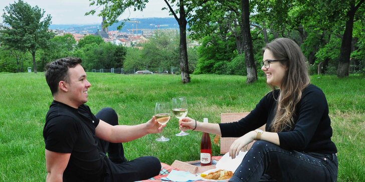 Vyrazte na piknik: lahev vína či prosecca, miniřízečky, pečené kuře i španělské delikatesy