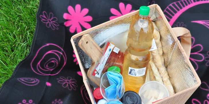 Vyrazte na piknik: lahev vína či prosecca, miniřízečky, pečené kuře i španělské delikatesy