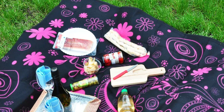 Vyrazte na piknik: lahev vína či prosecca, miniřízečky, pečené kuře i španělské delikatesy
