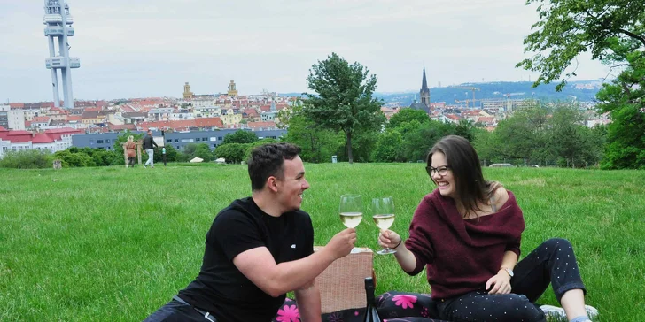 Vyrazte na piknik: lahev vína či prosecca, miniřízečky, pečené kuře i španělské delikatesy