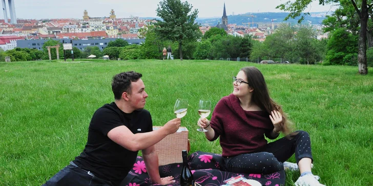 Vyrazte na piknik: lahev vína či prosecca, miniřízečky, pečené kuře i španělské delikatesy