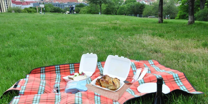 Vyrazte na piknik: lahev vína či prosecca, miniřízečky, pečené kuře i španělské delikatesy