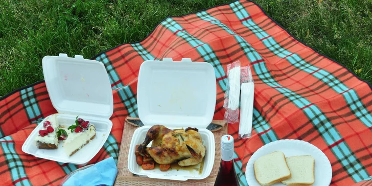 Vyrazte na piknik: lahev vína či prosecca, miniřízečky, pečené kuře i španělské delikatesy
