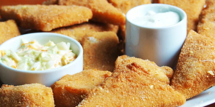 Půl kila smažených sýrů s coleslaw salátkem, tatarkou a pečivem