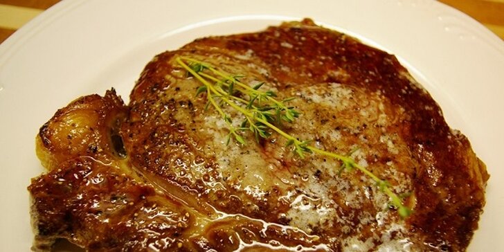 Šťavnaté steaky z vepřové krkovice nebo masové hostina pro 6 až 8 osob